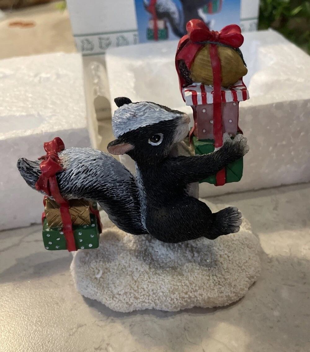 CHARMING TAILS DEAN GRIFF SILVESTRI BEARING GIFTS SKUNK CHRISTMAS FIGURINE 3.5”